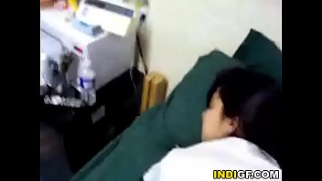 Малышка переодевается в спальне перед скрытой камерой